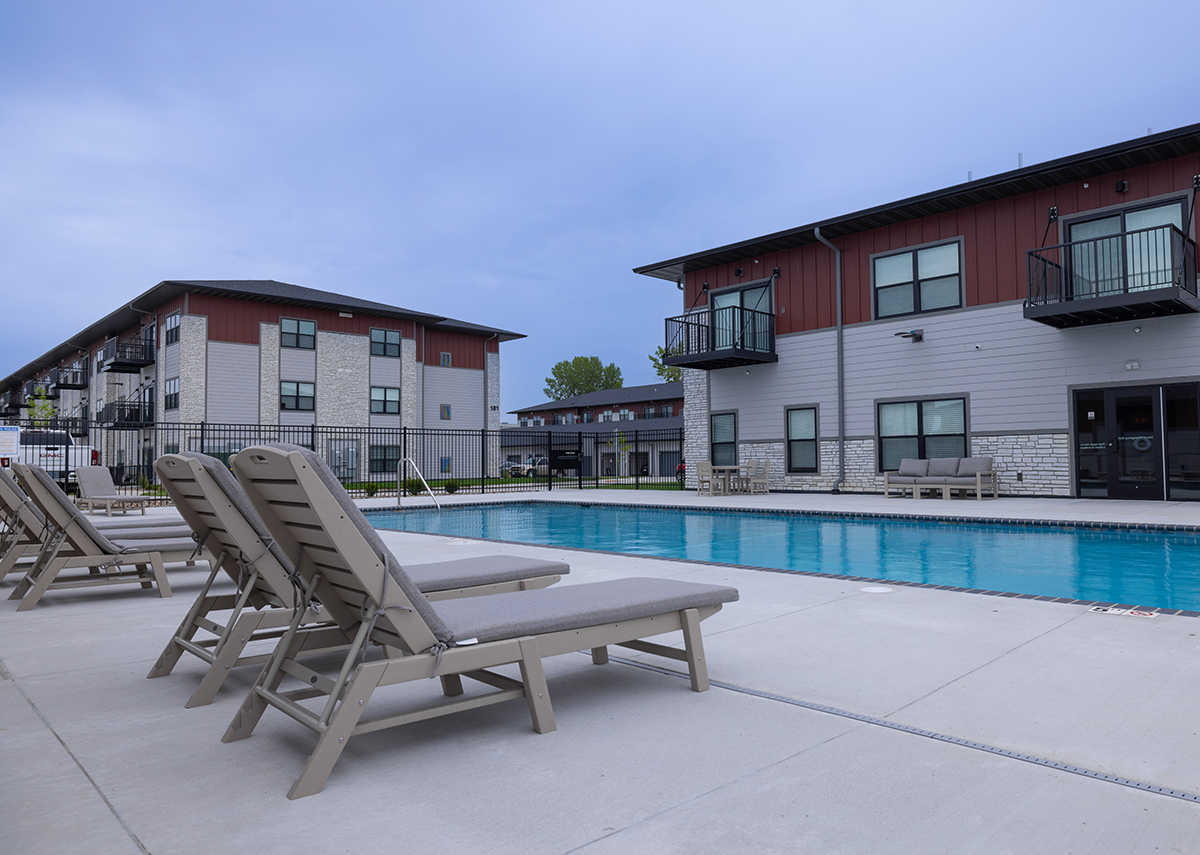 Stratford Pointe Apartments pool area