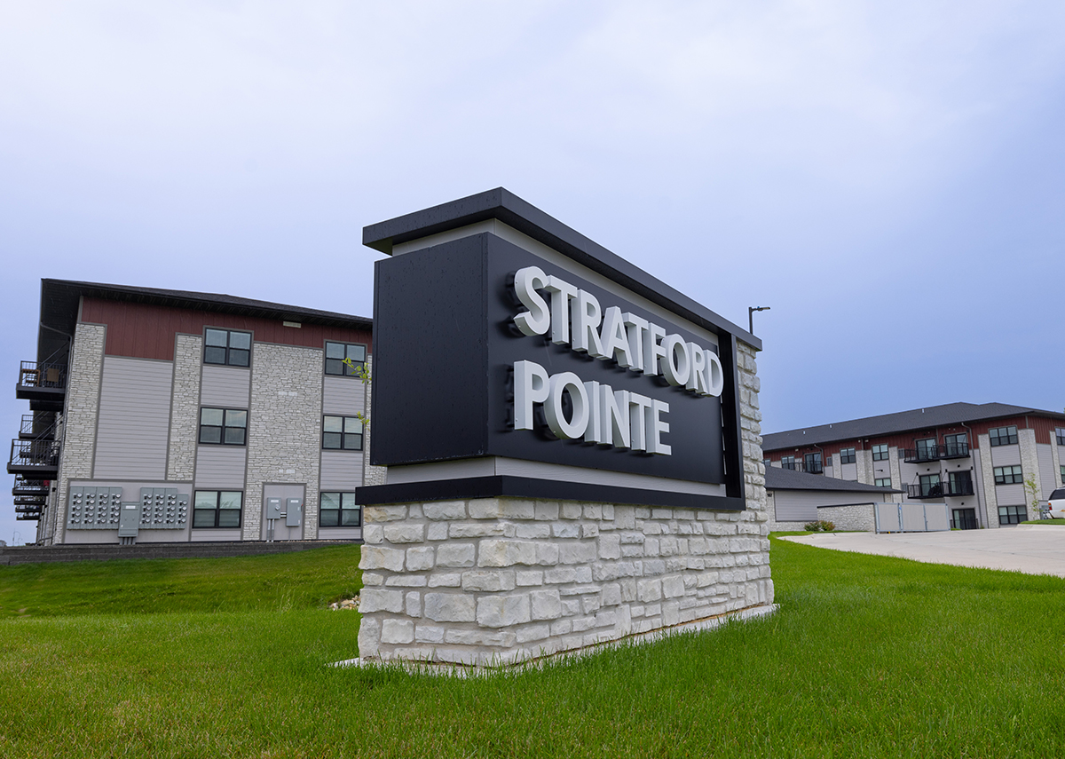 Stratford Pointe Apartments large sign