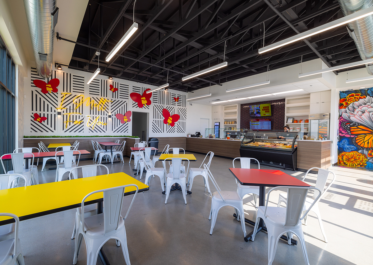 Monarca Gourmet Paletas dining area with tables and chairs